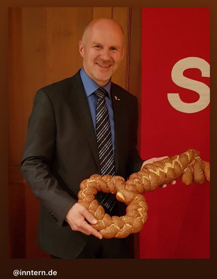 Günter Zellner mit symbolischen Schlüssel zum Rathaus